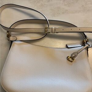 Elegant Coach White Leather Shoulder Bag